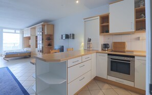 Kühlschrank, Mikrowelle, Ofen, Wasserkocher mit Kaffee-/Teezubehör