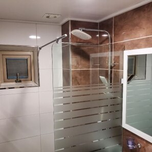 Chung House | Badeværelse | Bruser, gratis toiletartikler, hårtørrer, håndklæder