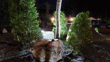 Kolam renang terbuka bermusim