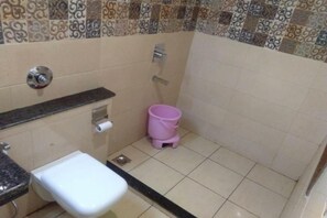 Kamar Klasik | Kamar mandi | Shower dan handuk