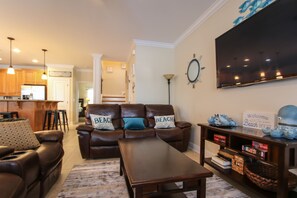 Flat-screen TV - 🦩Book Me Baby! Destin Delight in The Villages of Crystal Lakes🦩 (Destin)