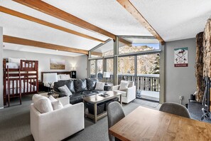 Een televisie en een open haard