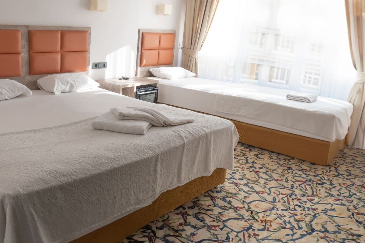 Triple Oda | Free WiFi, bed sheets