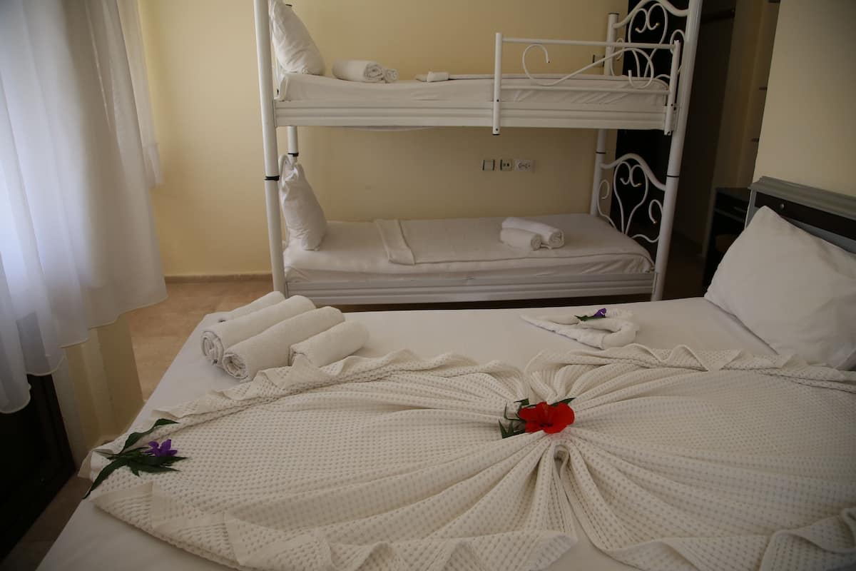 Large Oda | Free WiFi, bed sheets