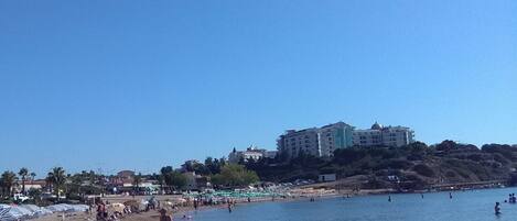 Gần bãi biển, ghế dài tắm nắng, dù trên bãi biển