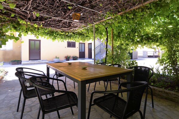 Outdoor dining - Apartment 2047/31865 (Istria - Fažana), 300m from the beach (Fažana)