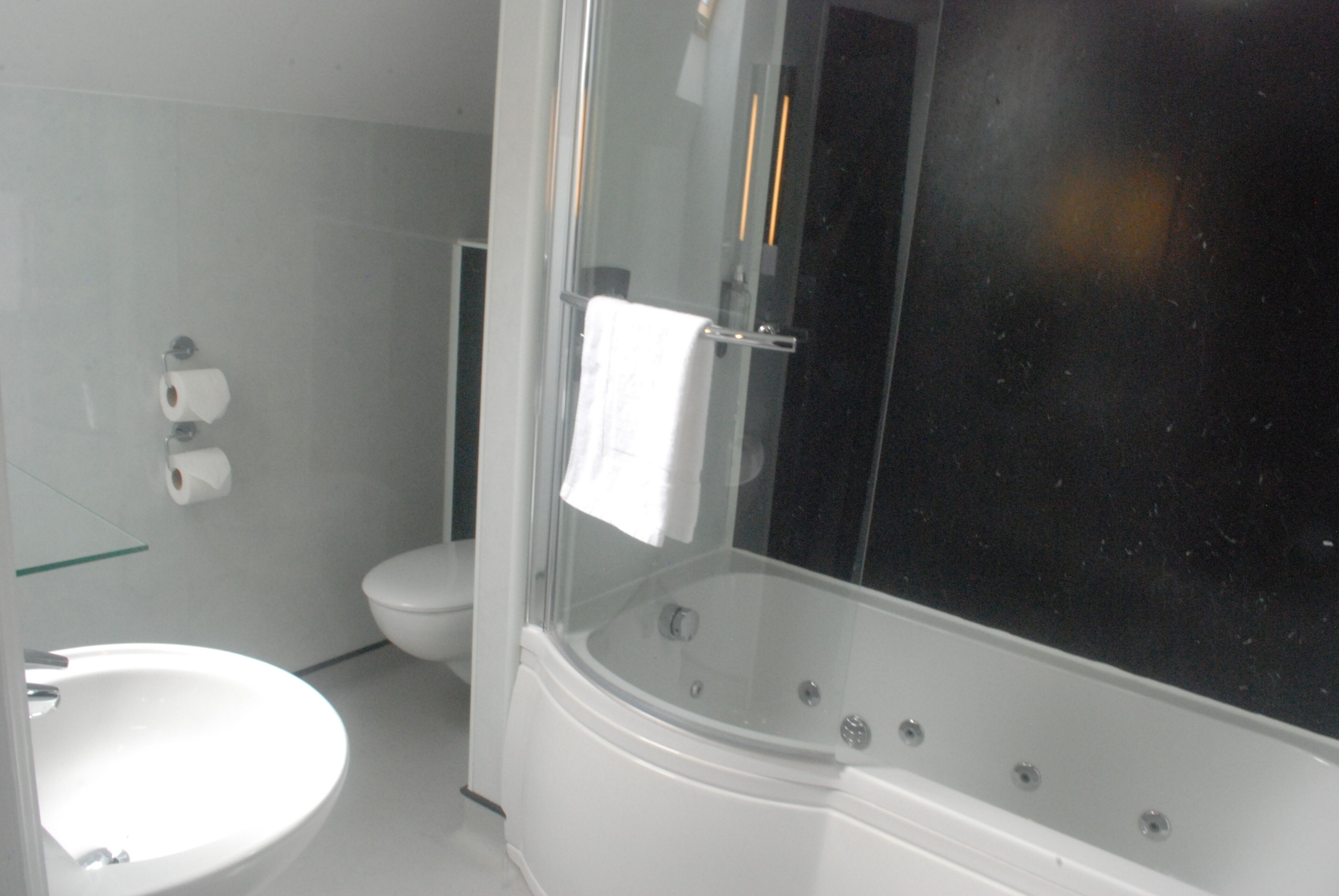 executive triple room | bathroom | jetted bath, free toiletries, hair dryer, towels