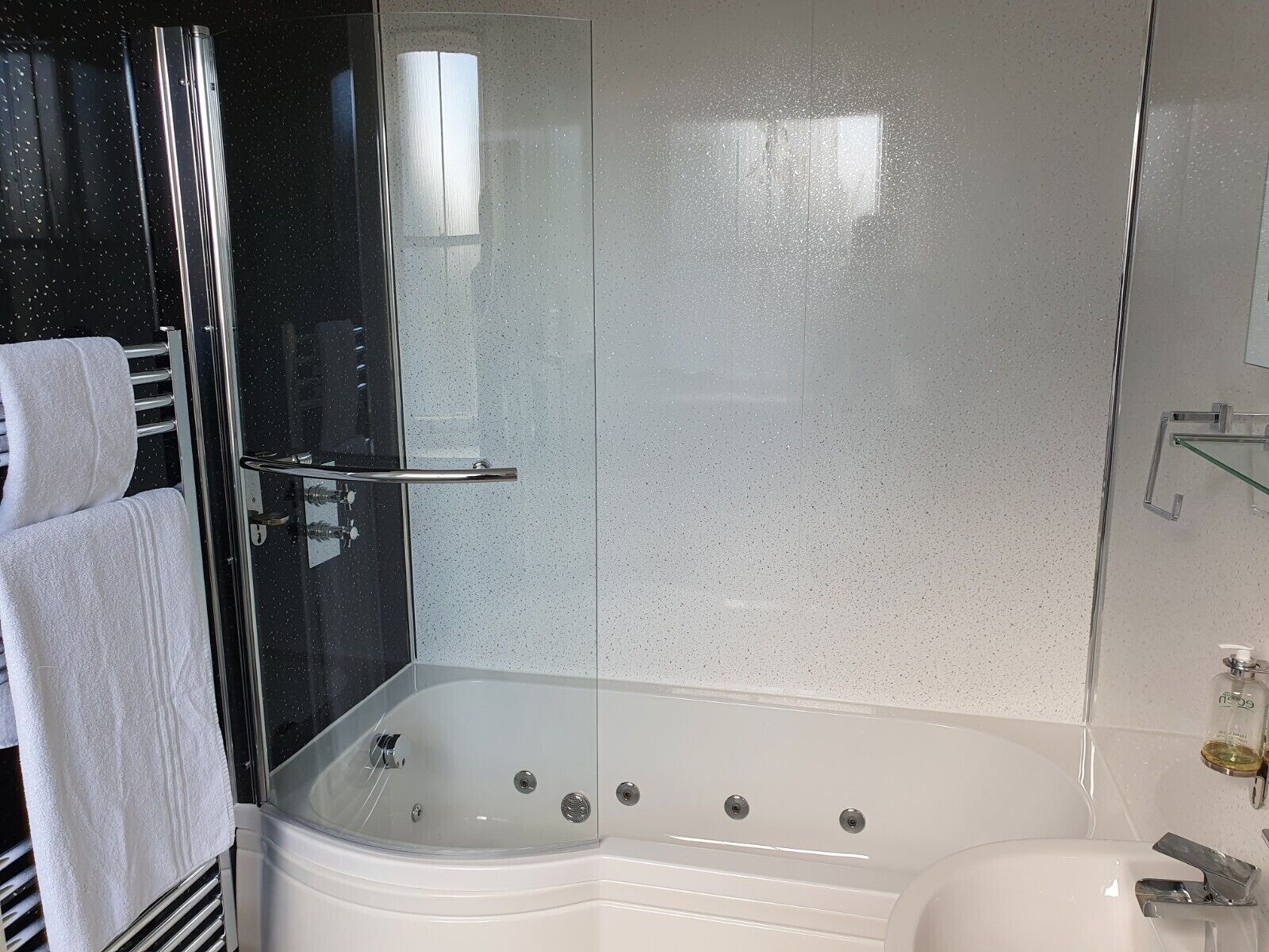 superior queen room | jetted bathtub