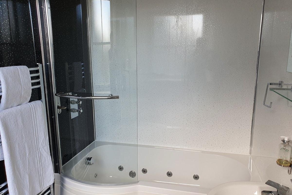 superior queen room | jetted bathtub