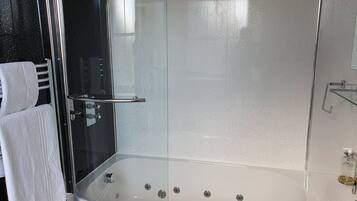 Superior Queen Room | Jetted tub