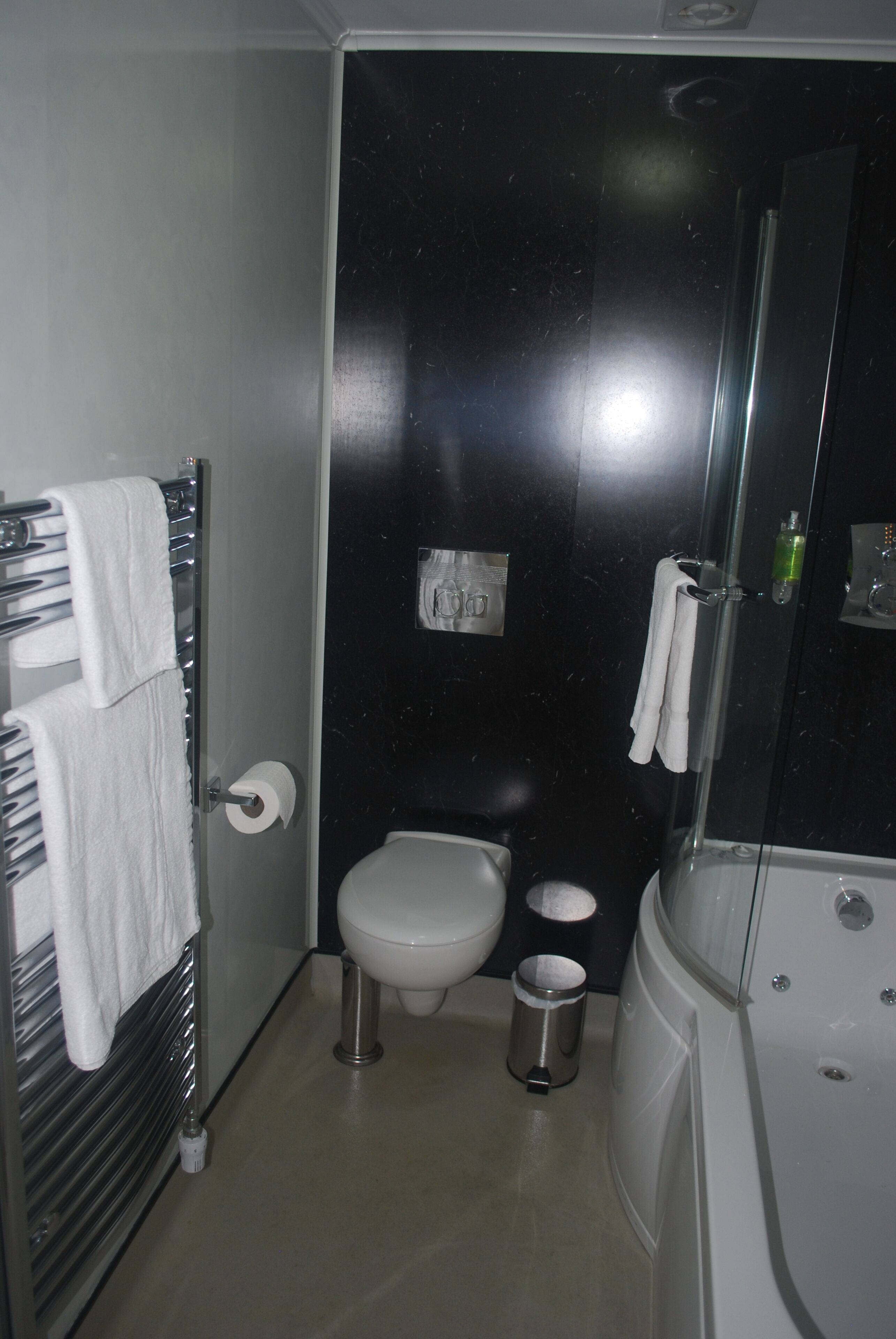 executive triple room | bathroom | jetted bath, free toiletries, hair dryer, towels