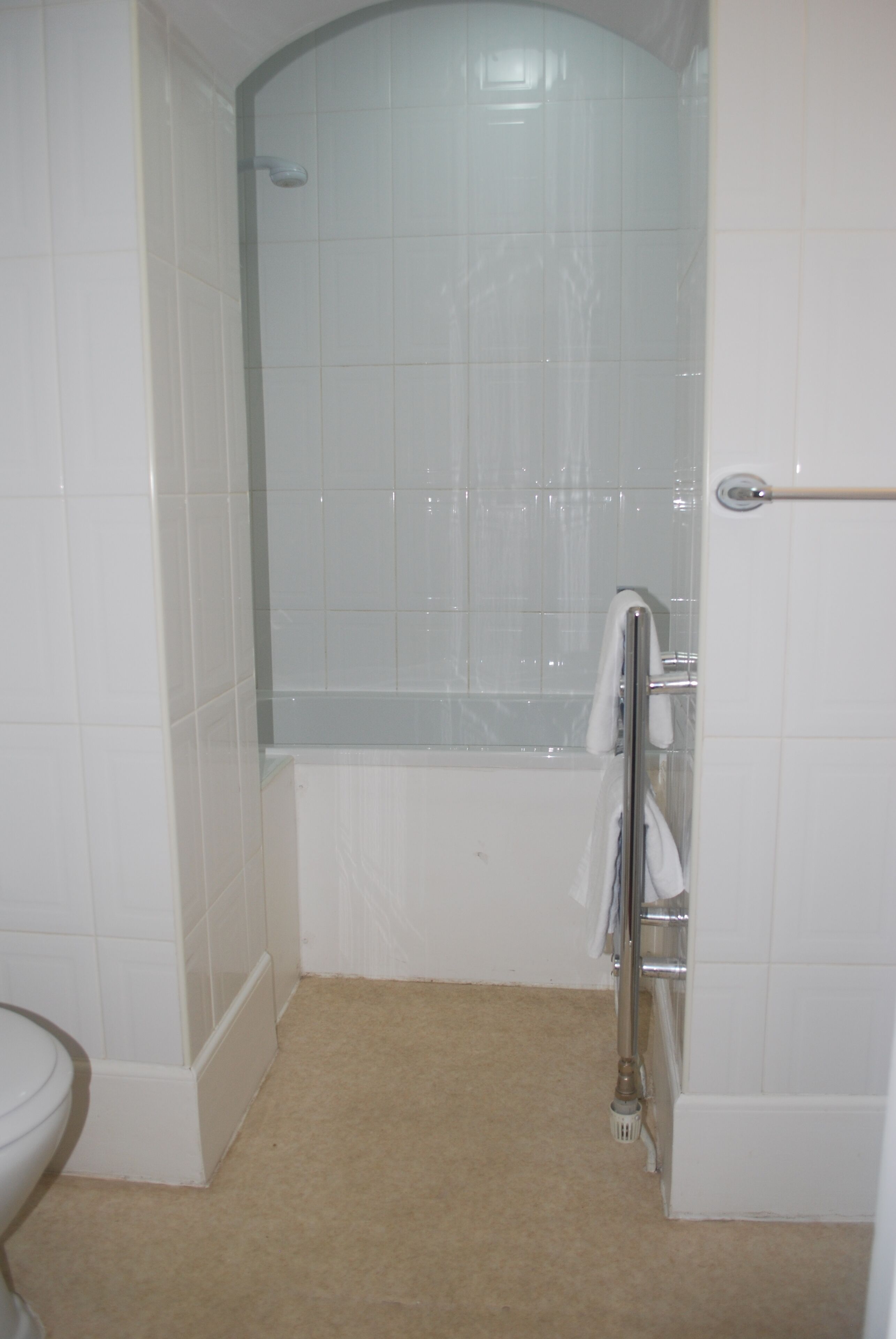 economy double room | bathroom | jetted bath, free toiletries, hair dryer, towels