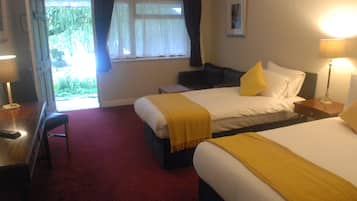 Una habitación de hotel con dos camas, un escritorio y una silla.