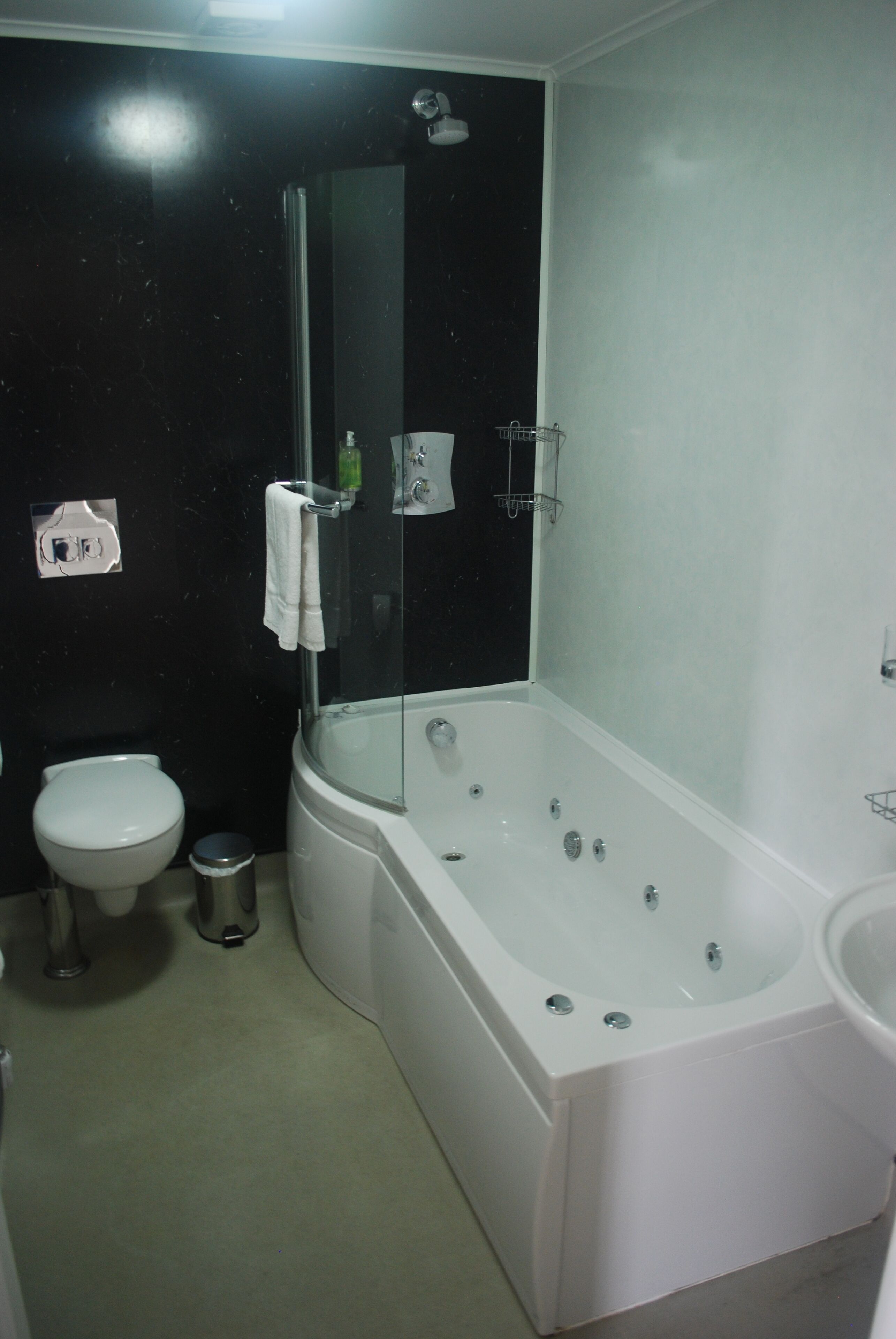 executive triple room | bathroom | jetted bath, free toiletries, hair dryer, towels