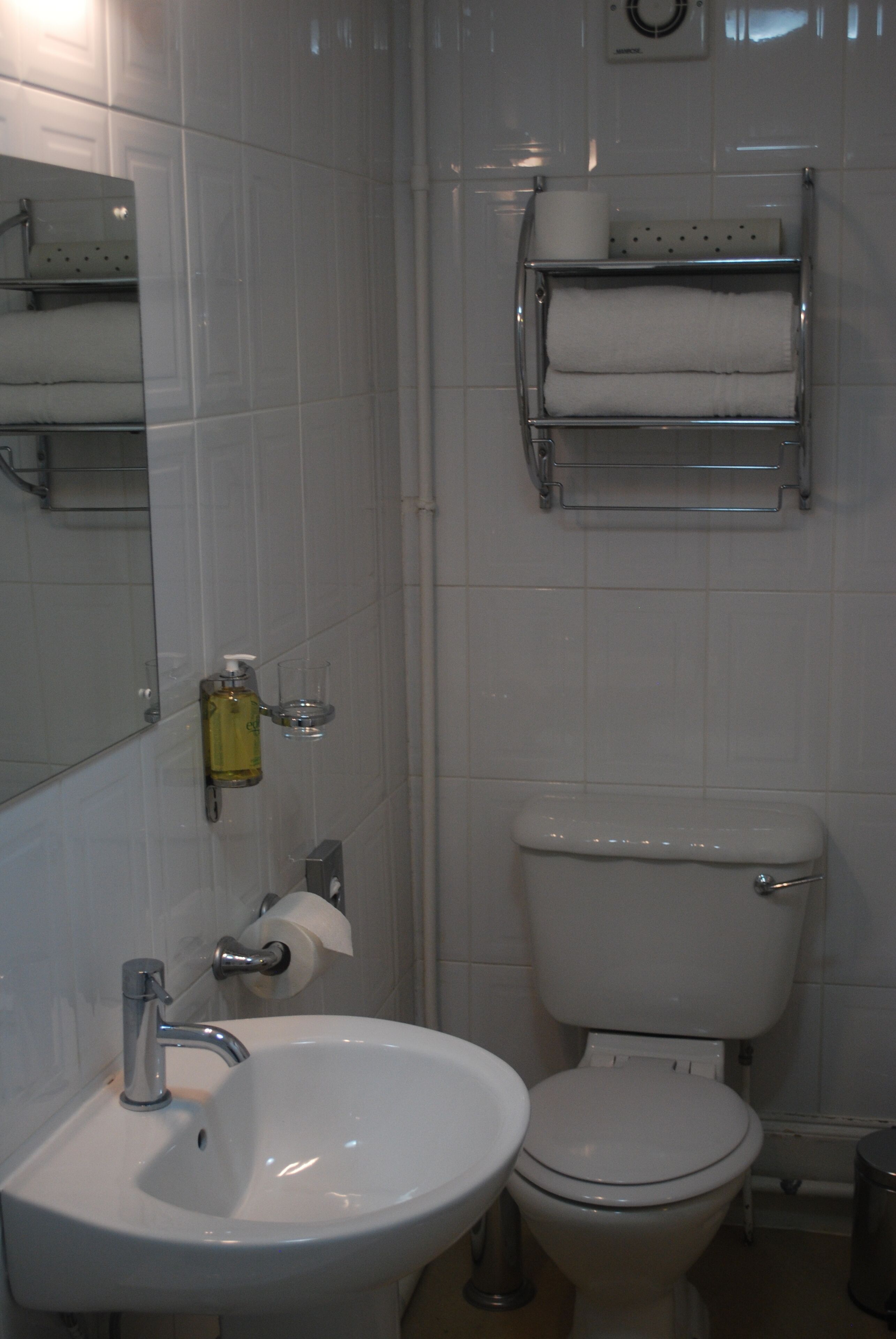 economy double room | bathroom | jetted bath, free toiletries, hair dryer, towels