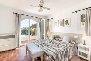 5 chambres, fer et planche à repasser, Wi-Fi, draps fournis