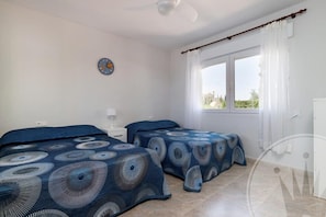 4 bedrooms, iron/ironing board, WiFi, bed sheets