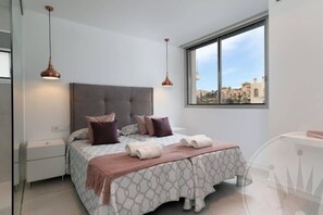3 chambres, fer et planche à repasser, Wi-Fi, draps fournis