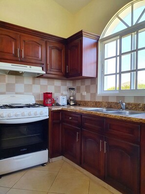 Refrigerador, microondas, placa de cocina, utensilios de cocina