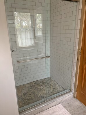 Kombinert dusj/badekar, hårføner, håndklær og toalettpapir