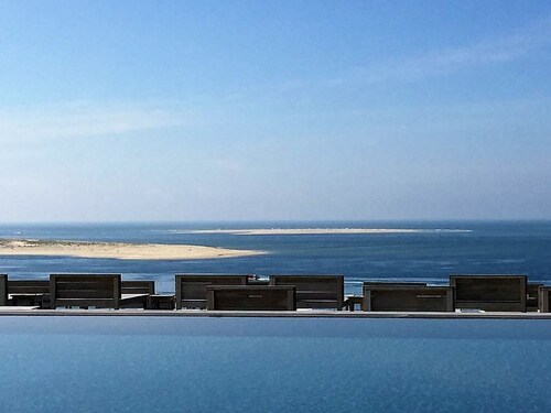 Charming 4-Bedroom Beach House with Garden, 150m from the Shore