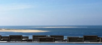 Charming 4-Bedroom Beach House with Garden, 150m from the Shore