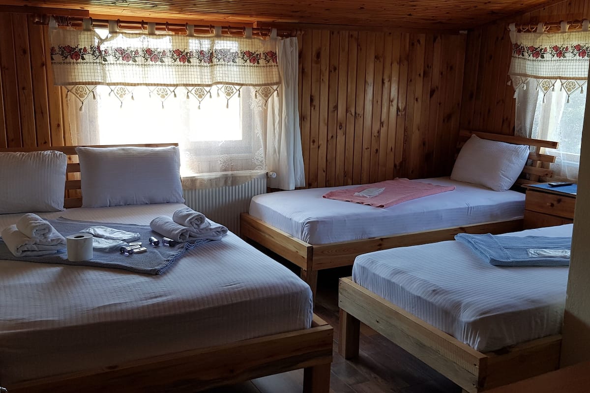 Chambre Quadruple Standard | Fer et planche à repasser, Wi-Fi gratuit, draps fournis