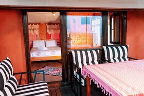 Habitación, terraza, vistas al lago (Teras Oda, Göl Manzaralı) | Tabla de planchar con plancha, wifi gratis, ropa de cama