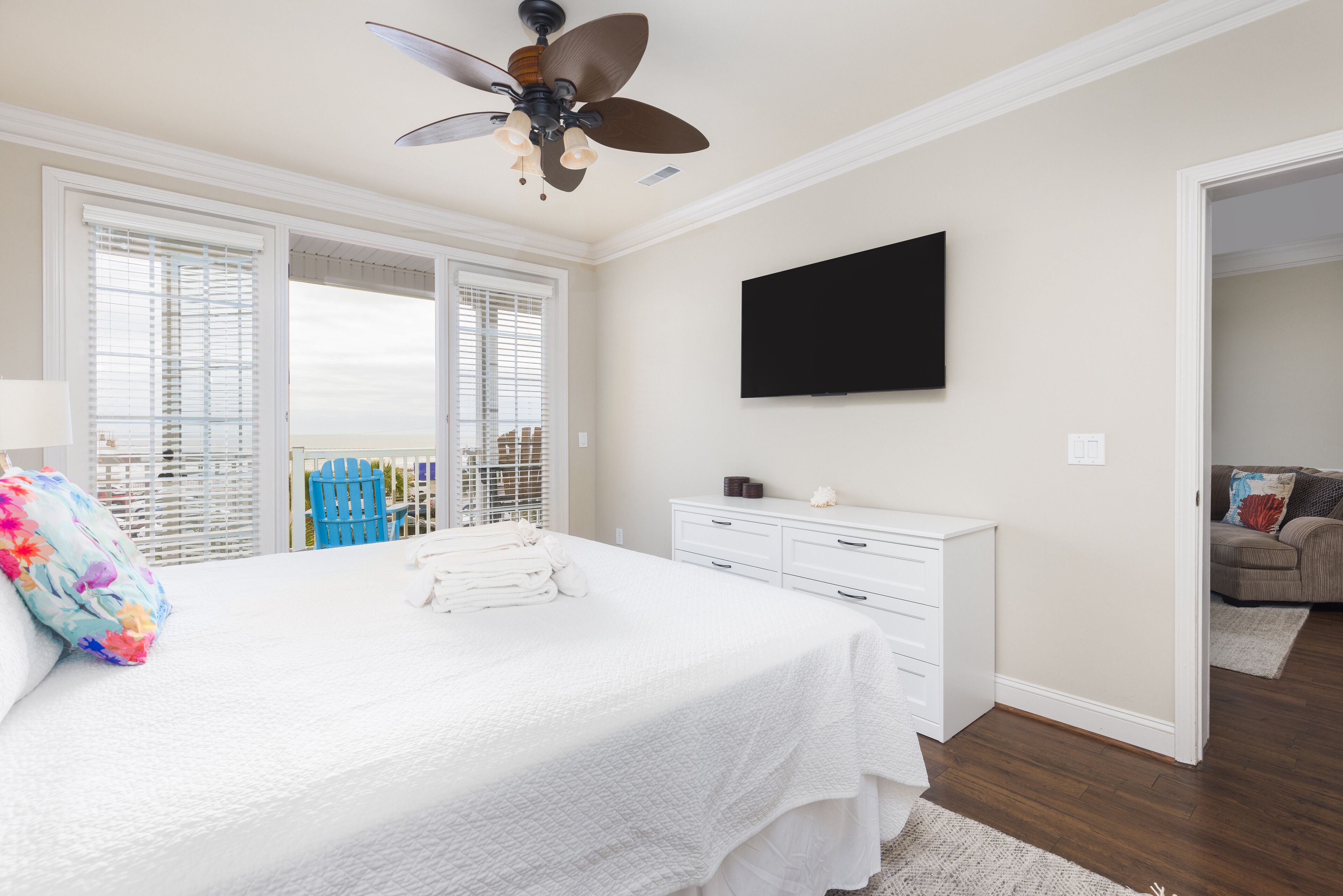 3 多间卧室、熨斗/熨衣板、上网接入、床单