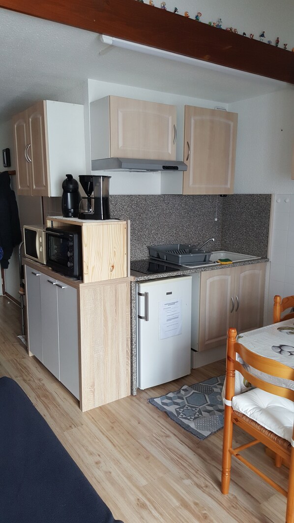 Een koelkast, een magnetron, een oven, een kookplaat