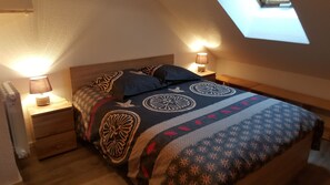 1 slaapkamer, een strijkplank/strijkijzer, gratis wifi, beddengoed