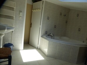 Badewanne, Handtücher, Seife, Toilettenpapier