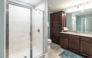 Combined shower/bathtub, jetted bath, hair dryer, towels
