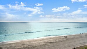 A beach with clear turquoise water and a sandy shore. - Sunset Dreams on the 101 (Carlsbad)