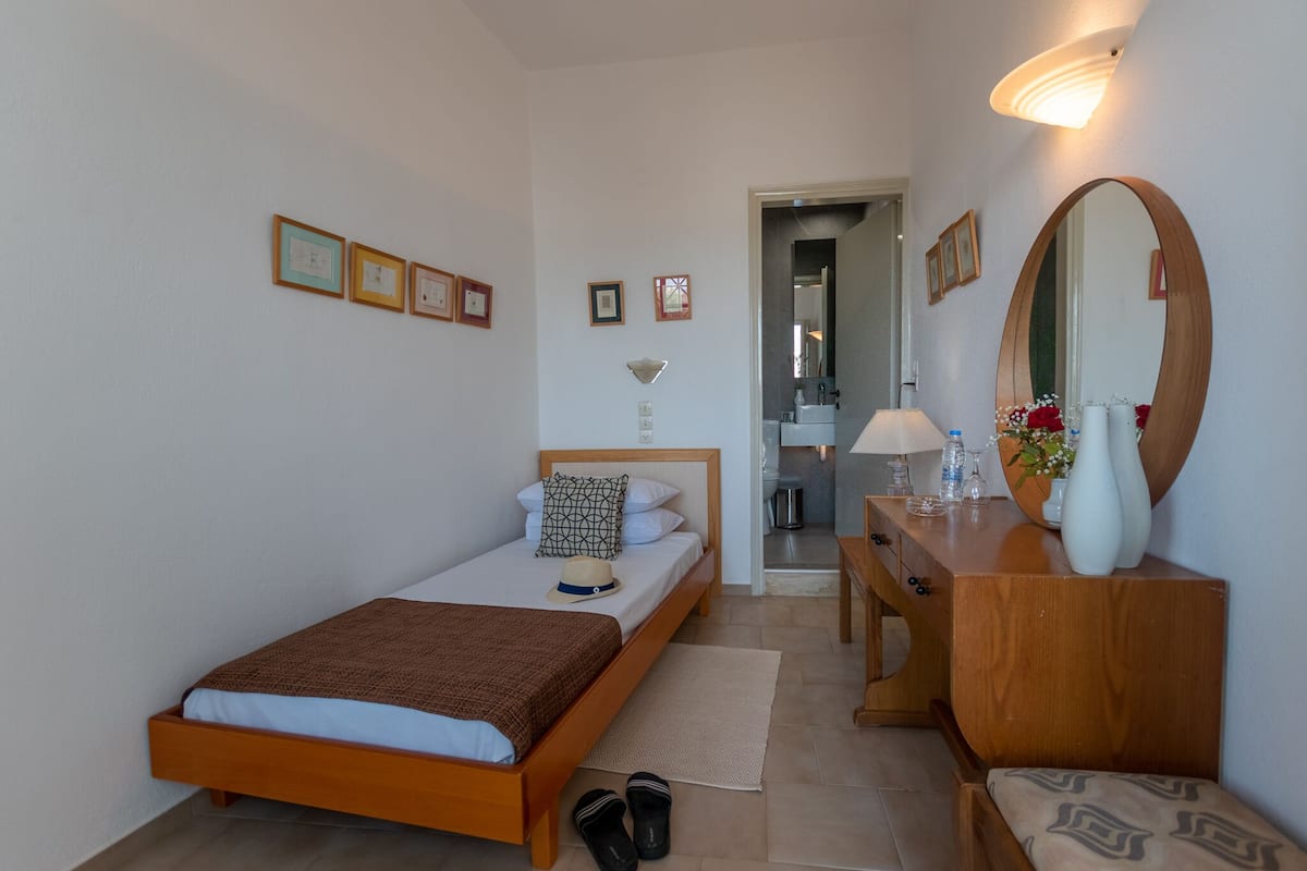 Standard Single Room, Garden View | 1 bedroom, in-room safe, desk, iron/ironing board