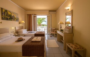 标准双床房, 花园景观 | 起居区 | 32-英寸纯平电视(配备卫星频道)