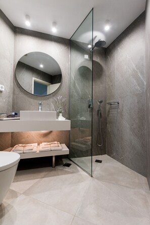 Bathtub, free toiletries, hair dryer, towels - Dedalos Hotel (Hersonissos)