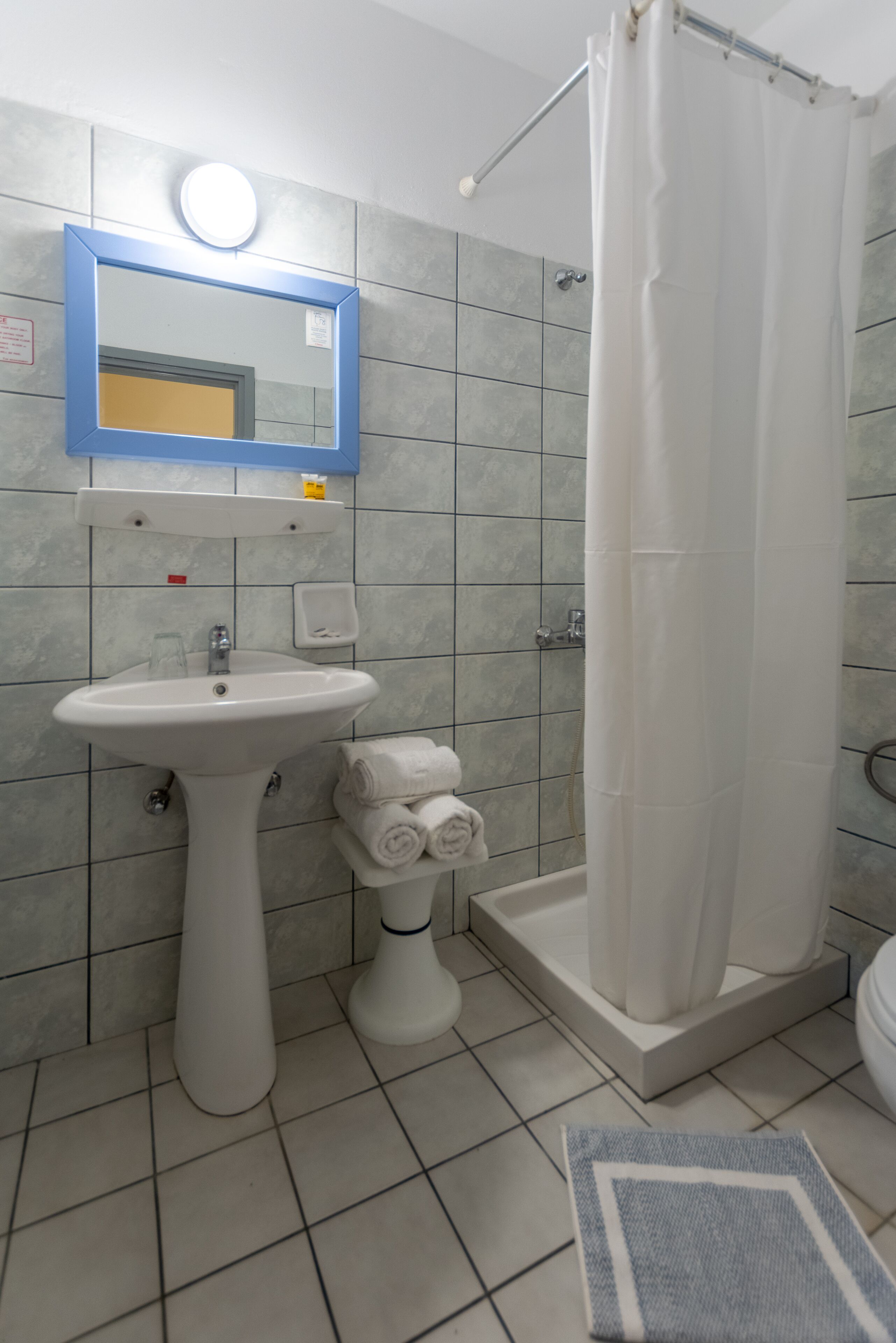 standard twin room, garden view | bathroom | bathtub, free toiletries, hair dryer, towels