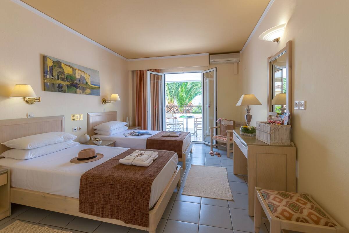 Habitación estándar con 2 camas individuales, vistas al jardín | Caja fuerte, escritorio, tabla de planchar con plancha y ropa de cama
