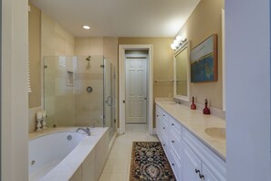 Combined shower/bathtub, hair dryer, towels - 14 Gannet Street - Short walk to the beach - 5th Row Ocean (Hilton Head Island)