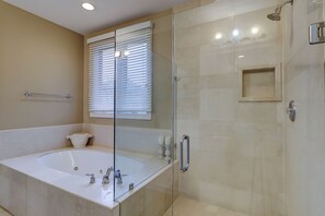 Combined shower/bathtub, hair dryer, towels - 14 Gannet Street - Short walk to the beach - 5th Row Ocean (Hilton Head Island)