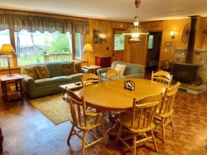 Smart TV - Camp Chuck-a-luck - Nice log cabin with flat lawn to waterfront (Rangeley)