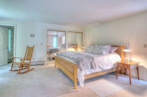 4 bedrooms, WiFi, bed sheets - The Carousel - Unique design, beautiful open living space! (Rangeley)