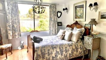 3 bedrooms, bed sheets