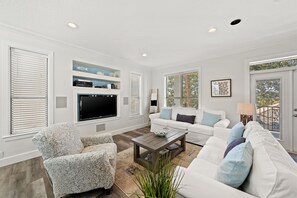 Smart-TV, DVD-spiller, fotballspill og bøker