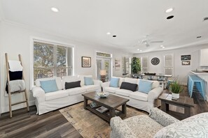 Smart-TV, DVD-spiller, fotballspill og bøker