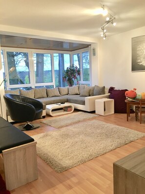 Een televisie en boeken