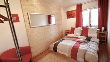 3 habitaciones, tabla de planchar con plancha, wifi y ropa de cama