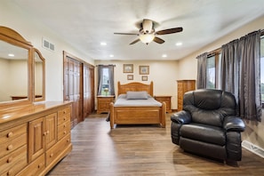 7 bedrooms, iron/ironing board, Internet, bed sheets