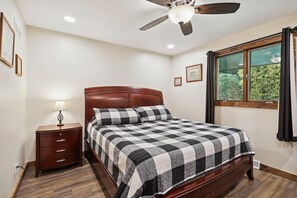 7 多间卧室、熨斗/熨衣板、上网接入、床单